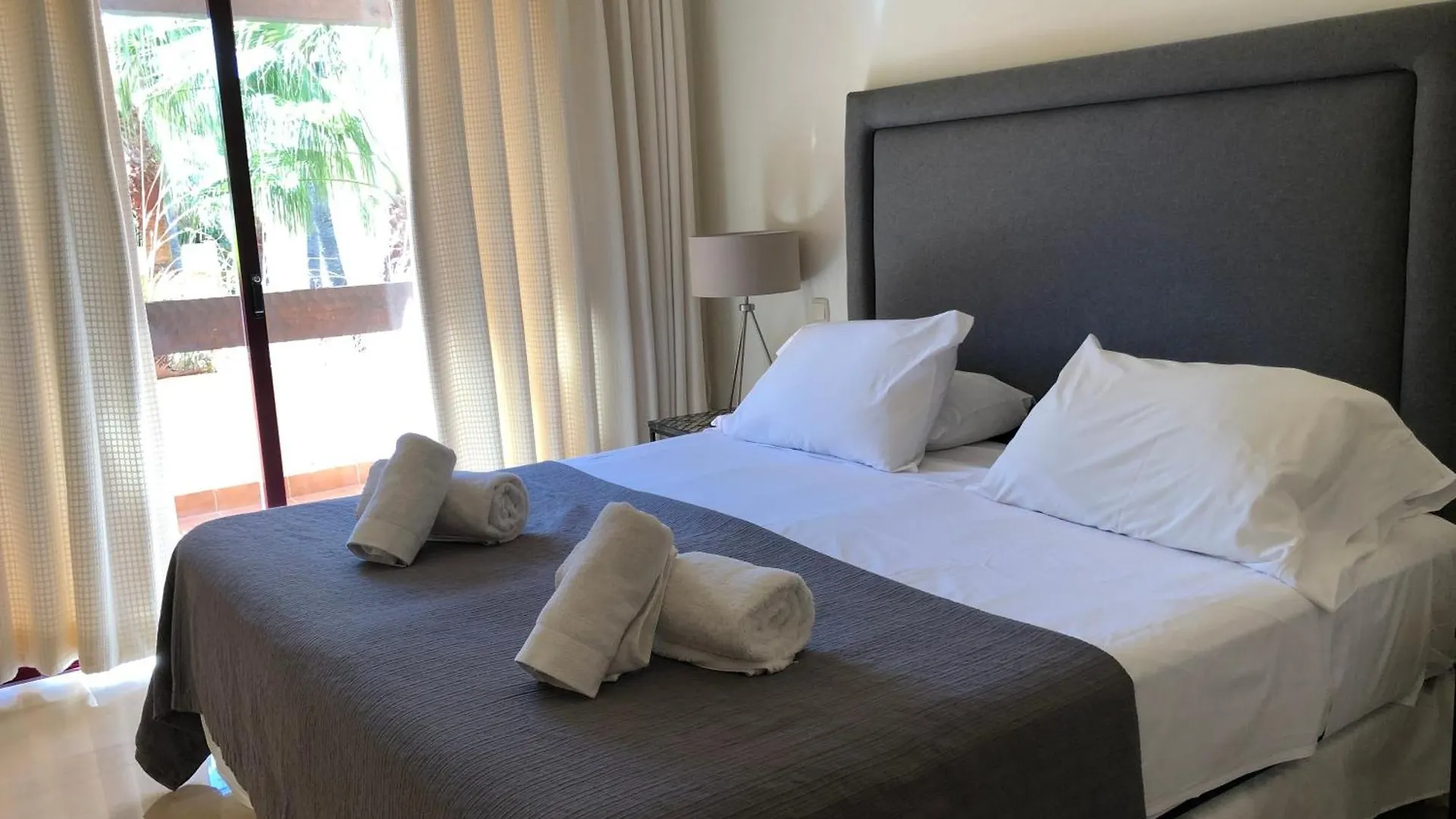 1320: San Pedro Beach 2 Bed Penthouse Marbella Spagna